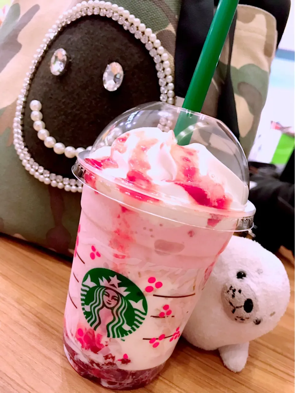 ストロベリーケーキフラペチーノ🍓✴︎ 関空にて✈️🧡|おーやんさん