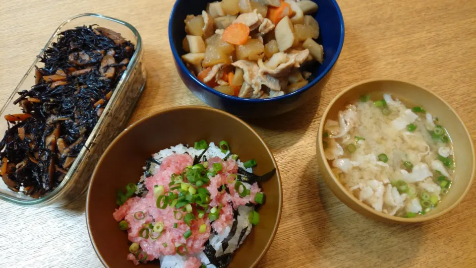 ネギトロ丼&豚汁&筑前煮&昨日のひじきの煮物|しほさん