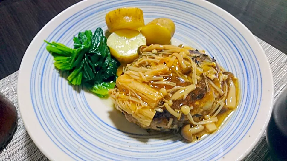 豆腐とひじきのハンバーグ、じゃがバター、茹でほうれん草|サトリさん