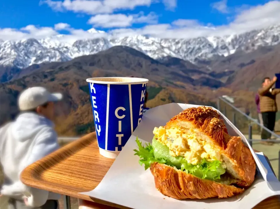 昼ごはん  プレッツェルクロワッサンのタマゴサンド🥨🥐🥚|砂雪さん