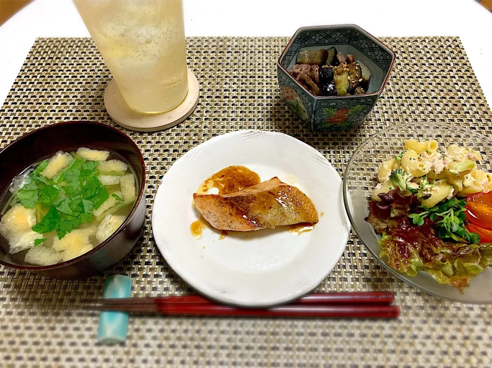 生鮭のバター醤油焼き、ナスと豚肉炒め、マカロニサラダ、豆腐のお味噌汁。|yukiさん