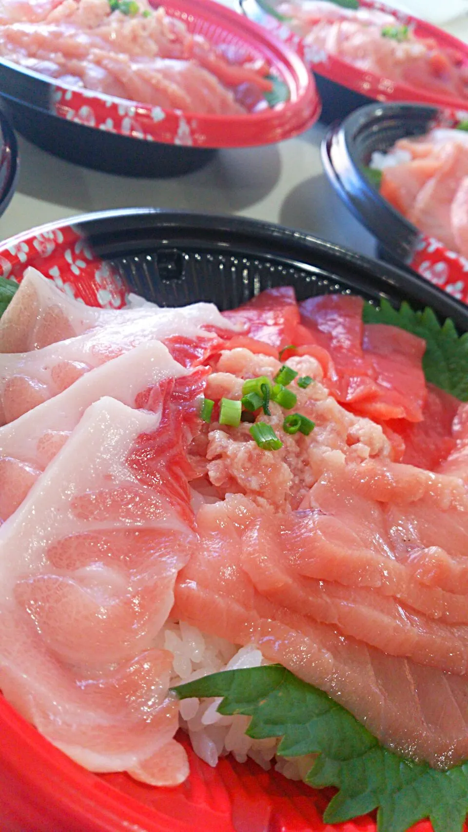 大分県産養殖の本マグロ使用！4種のマグロ丼😁|naokiさん