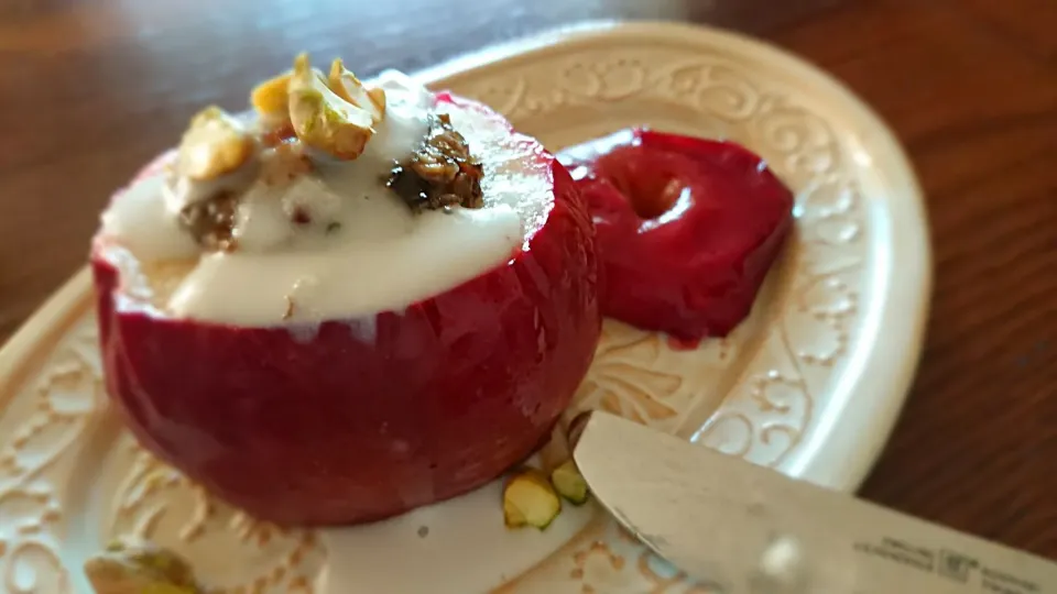 Snapdishの料理写真:まちこちゃんの焼きリンゴのジンジャーアーモンドクリームがけ🍎 Stuffed baked apples and almond -ginger cream|あやさん