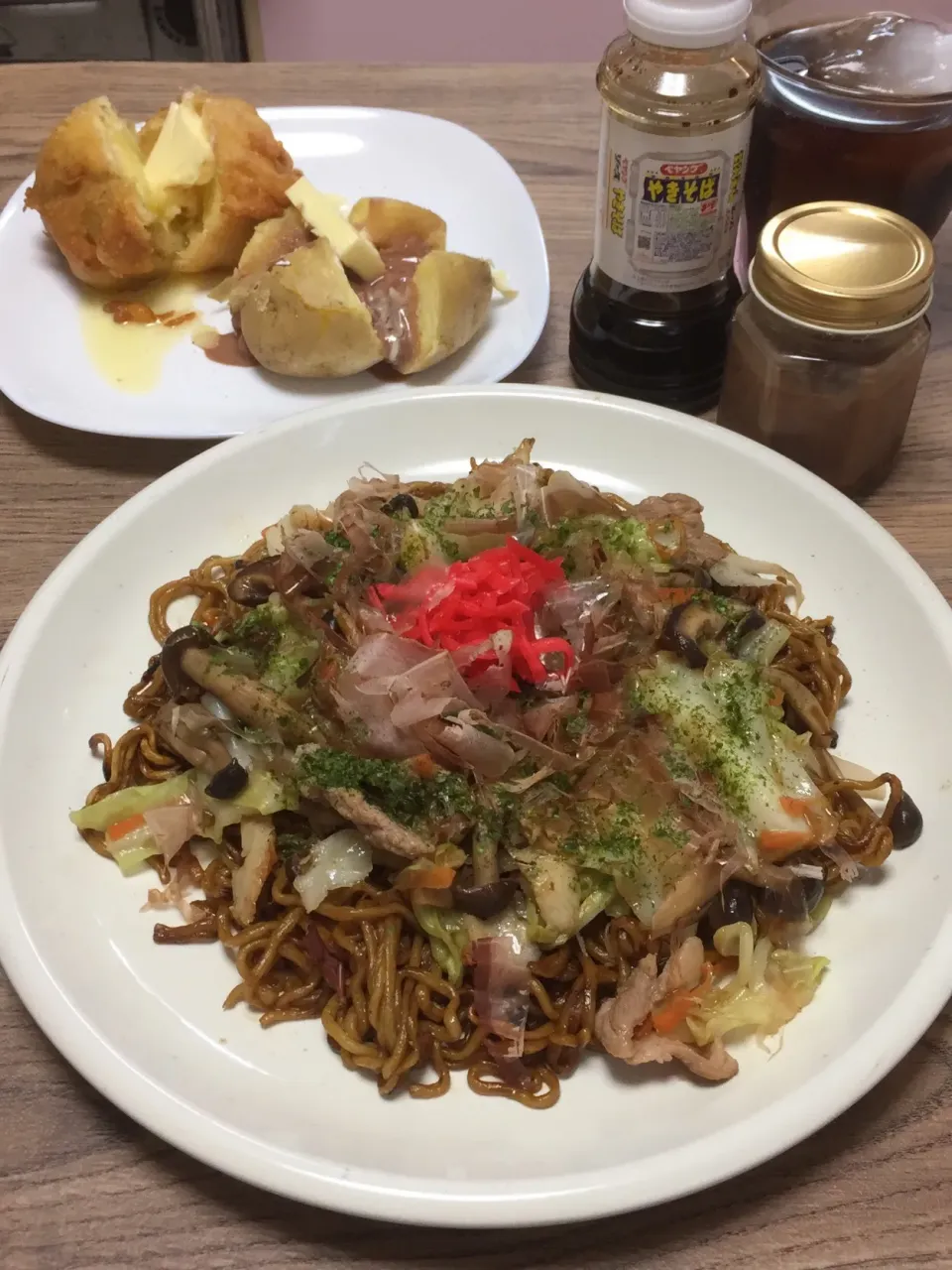 ペヤングソースの焼きそば
じゃがバターの横浜風と函館風|まみっこさん