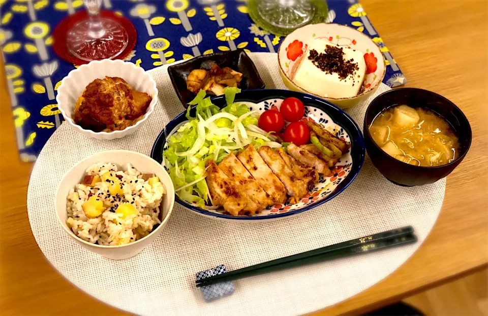 豚肉 西京味噌焼き
なす 鶏肉 トマト煮
エリンギ おかか醤油 和え
冷奴 生七味がけ
おいもごはん
味噌汁|nana 🍅さん