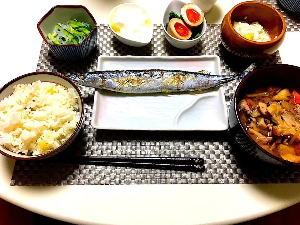 秋らしい秋刀魚の塩焼きとさつま芋ご飯🍁|エリーさん