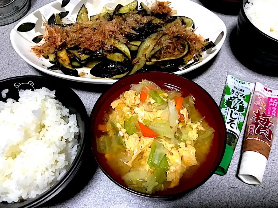 Snapdishの料理写真:油吸ってる茄子最強 #夕飯 白米、梅肉、キャベツ玉子人参味噌汁、おかか乗せ茄子炒め|ms903さん