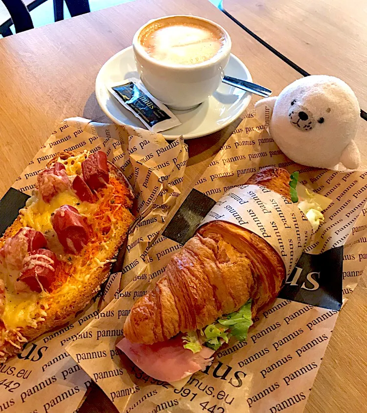 サグラダファミリア前
カフェで朝ごはん🥐🍀|おーやんさん