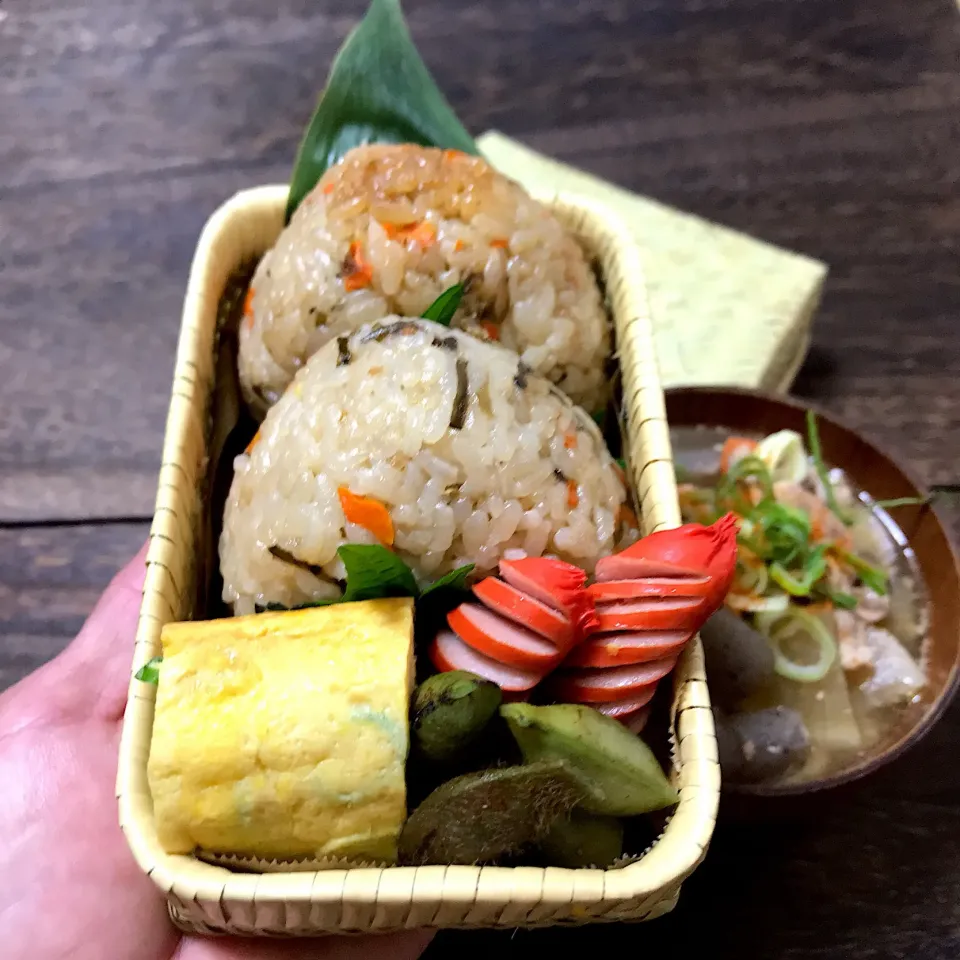 Snapdishの料理写真:炊き込みご飯おにぎりお弁当|mihooobuuさん