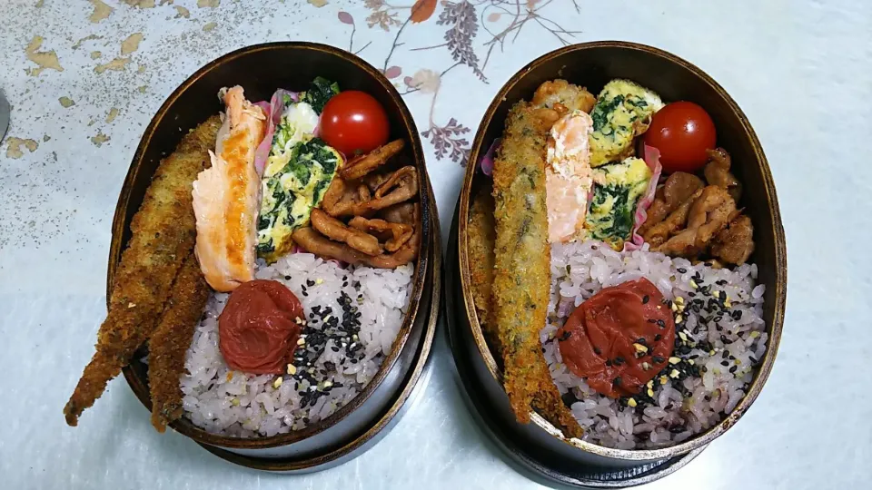 Snapdishの料理写真:今日のお弁当🍱

生姜焼き
鮭焼き
ししゃもの磯辺揚げ
手羽餃子
ほうれん草入り卵焼き

十六穀ご飯|ボスママさん