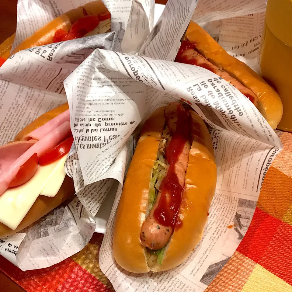 今日のお弁当🍱 ホットドッグ🌭  雨降りの日曜日 今日も一日 頑張ってね٩( 'ω' )و  足もと気をつけて いってらっしゃい👋😊|mokoさん