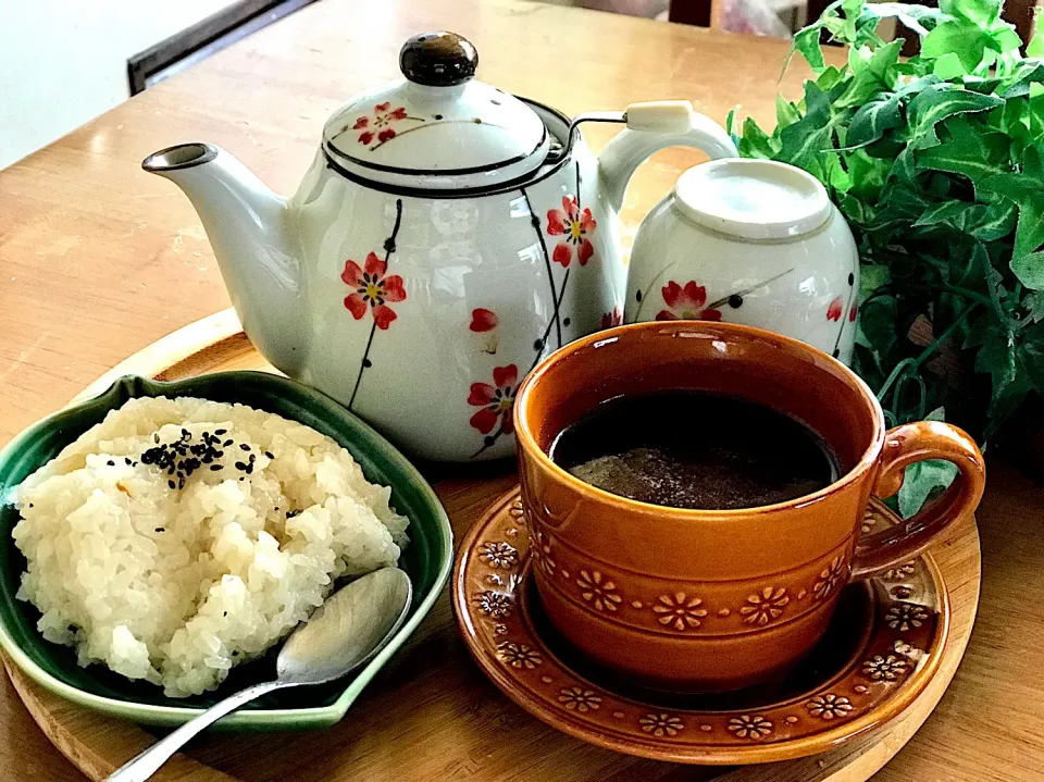 Breakfast #puto Maya #philippines cebuana traditional breakfast #mochi rice or sticky rice cook with coconuts milk and ginger #pure cocoa hot chocolate #puto Ma|Babyluv Cabrera Ocampoさん