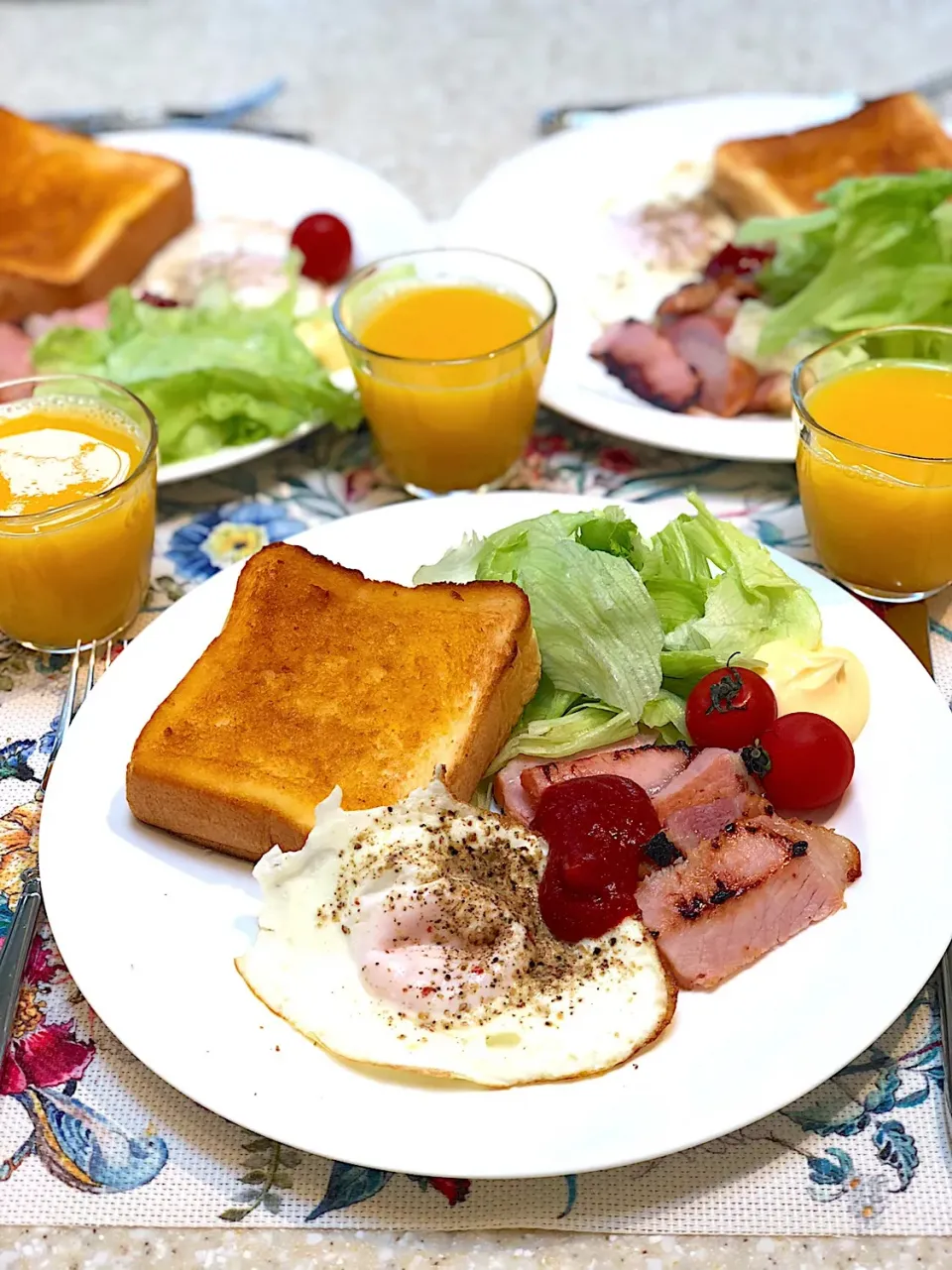 休日の朝ごはん🍞🍳🍖🍅🍊|Mayumiさん