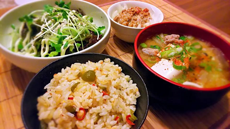 Snapdishの料理写真:ﾋﾟｰﾏﾝ&天かすの混ぜご飯と
もつ煮込み～
の晩ごはん✨|kaz(*･ω･)さん