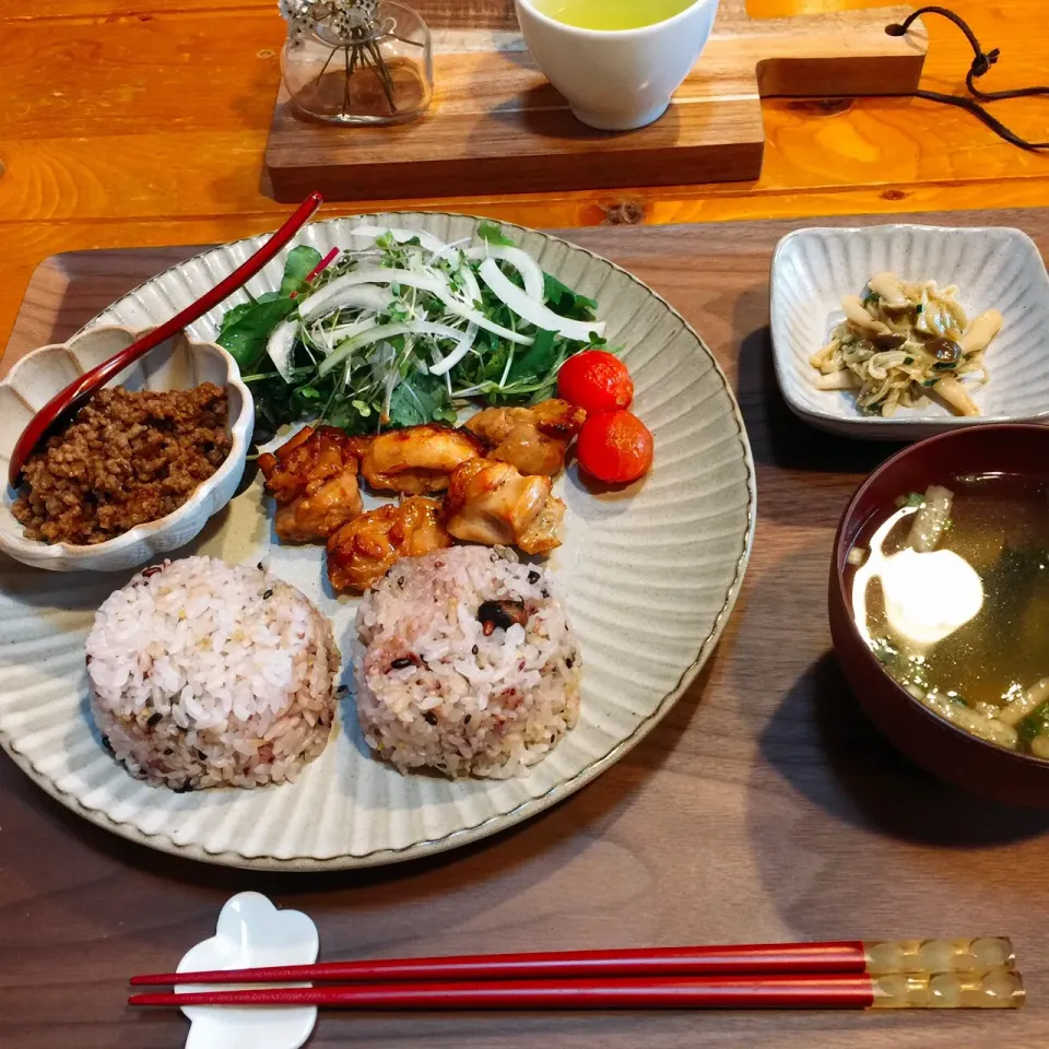 Snapdishの料理写真:サラダ、焼き鳥、豚ひきそぼろ、きのこマリネ、五穀米、味噌汁😋🥢|ぱさくまさん