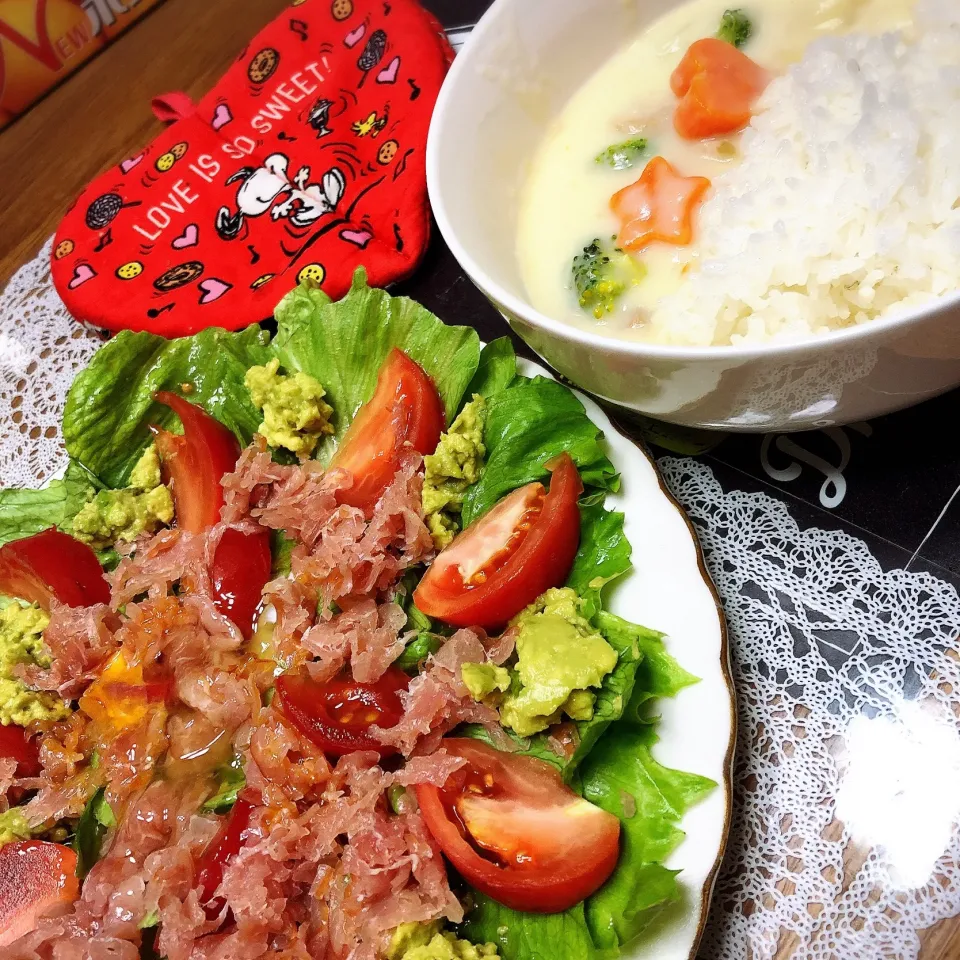 Snapdishの料理写真:#シチュー #ご飯にシチュー #アボガドサラダ|ちぇるさん