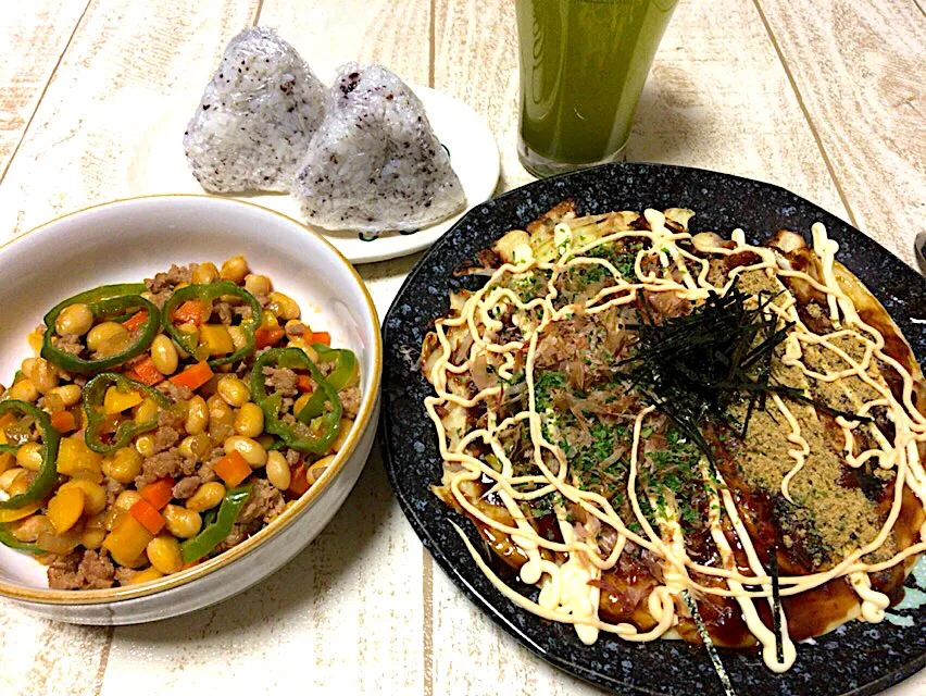 Snapdishの料理写真:今日の男飯(๑˃̵ᴗ˂̵)水煮大豆ポークビーンズ& お祭りでお好み焼き食べたくなるお好み焼き🎶😉|ひーちゃんさん