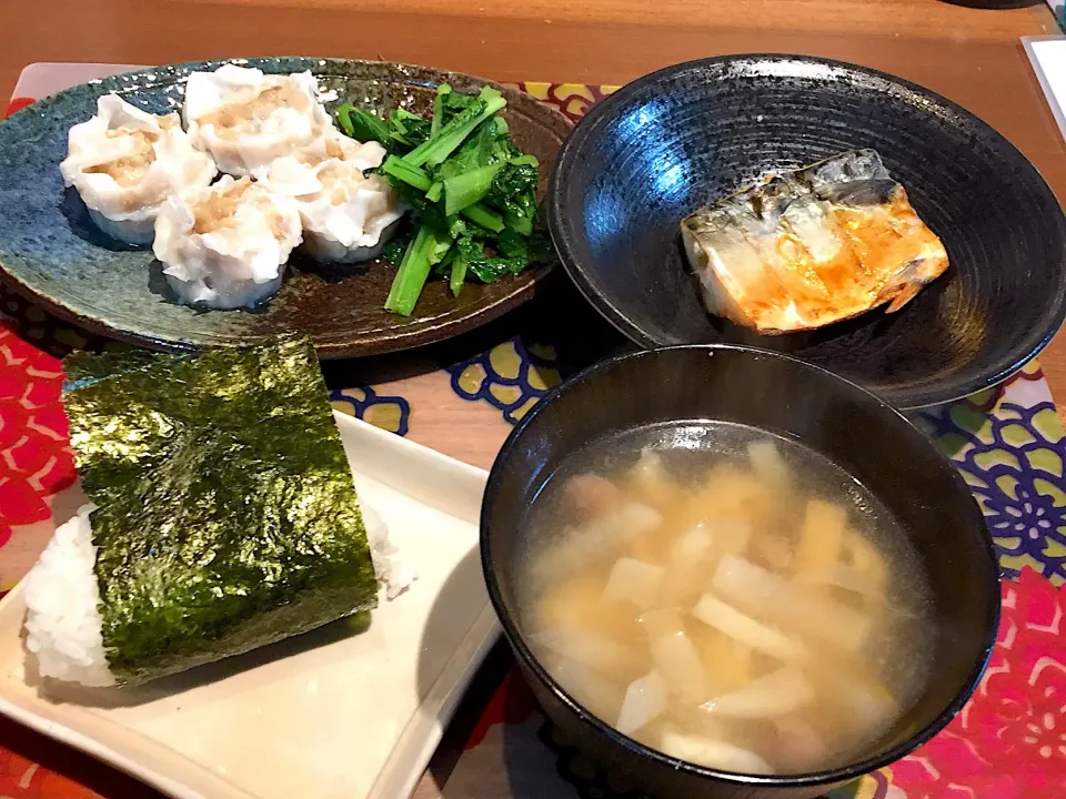 晩御飯
塩鯖、しゅうまい、梅干しおにぎり、大根としめじと揚げの味噌汁|かよちゃんさん