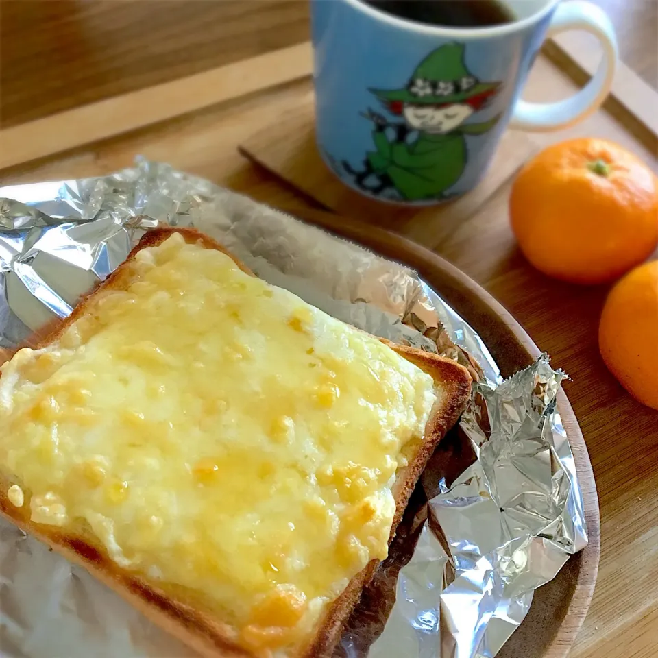 Snapdishの料理写真:🍯はちみつonチーズトースト🧀
コーヒー&ミカン|Nilsさん