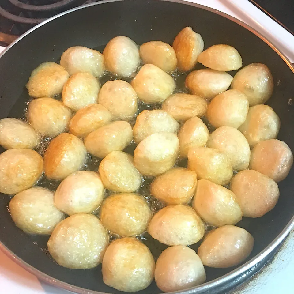 Frying some fishballs #fryingfishballs|🌺IAnneさん