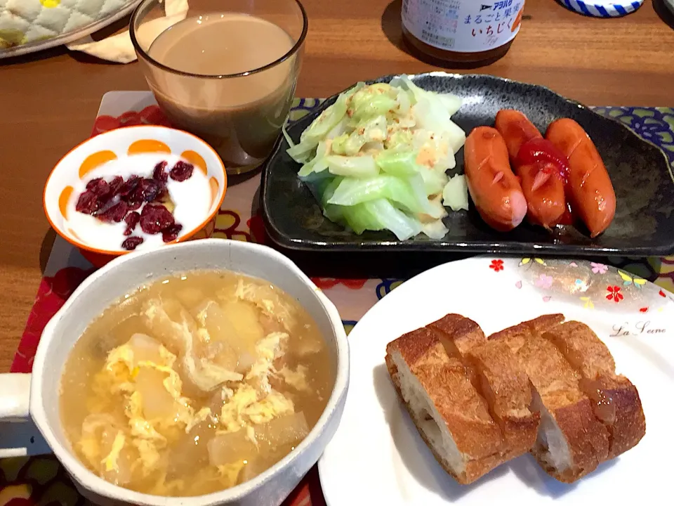 Snapdishの料理写真:朝ごはん
フランスパン、ウインナーソテー、茹でキャベツ、大根としめじと卵と麩のスープ、クランベリー添えヨーグルト、オーレ|かよちゃんさん