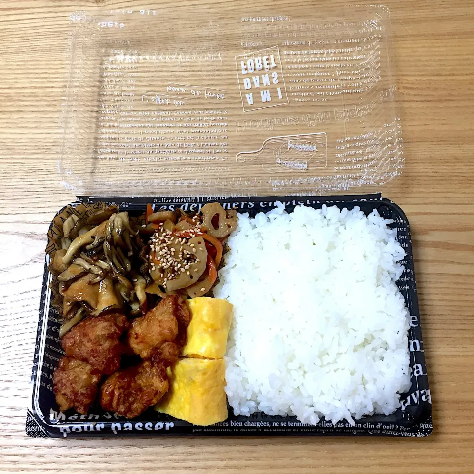 月曜日の旦那さんのお弁当☺︎ #お弁当記録 #舞茸としめじのソテー #きんぴらレンコン  #唐揚げ|むさけんさん