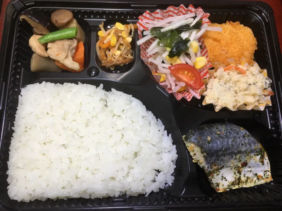 Snapdishの料理写真:寒サワラのバジルオイル焼き 日替わり宅配弁当 豊川市豊橋市一部エリア配達|Naokazu Kuritaさん