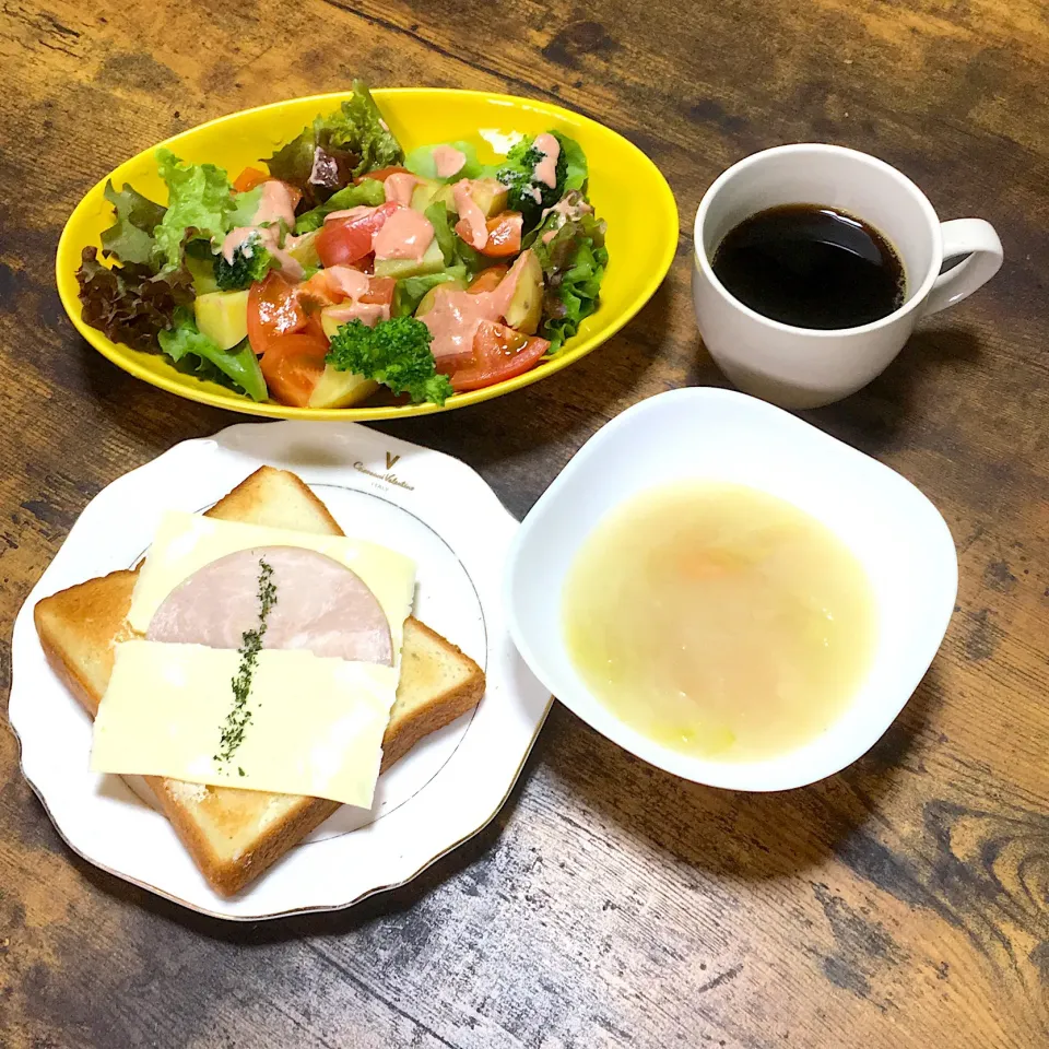 Snapdishの料理写真:2018/11/05のモーニング
#朝食  #モーニング  #コーヒーと共に過ごす朝 
 #軍鶏だしスープ  #ハムチーズトースト #気まぐれサラダ #イタリアンロースト|Shirokoさん