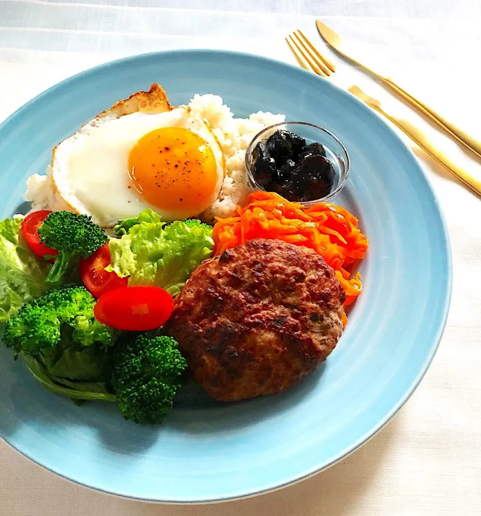 朝ごはんを食べよう🥞糖質カットハンバーグと野菜たっぷりワンプレート朝ごはん🍳|あしゃぱんさん