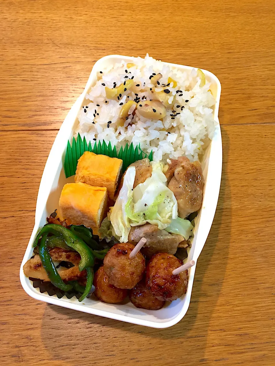 Snapdishの料理写真:高校生息子のお弁当  栗ご飯|まつださんさん