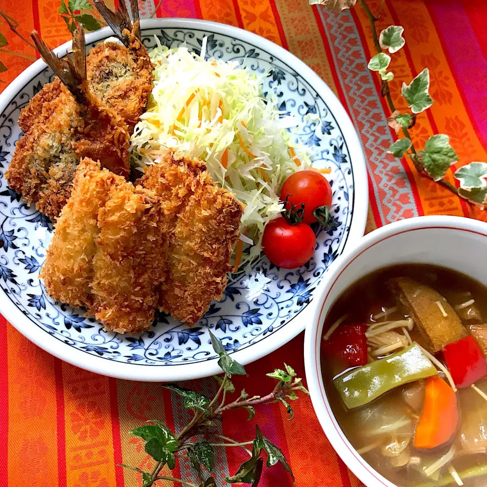 🐟お昼モリモリ❣️ピチピチ秋刀魚フライ&野菜たっぷり お蕎麦屋さんのカレーみたいな和風カレースープは甘め油揚げ入り>* ))))><|Hollyさん