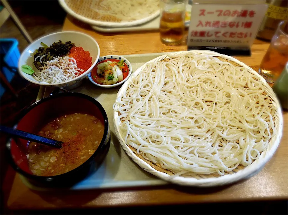 しらす、いくら、高菜御飯をセットしてうどんは中を
ザルにぺターンと敷き詰めた稲庭うどんはコシがあり、温かい味噌味の漬け汁で頂きます。|Takeshi  Nagakiさん