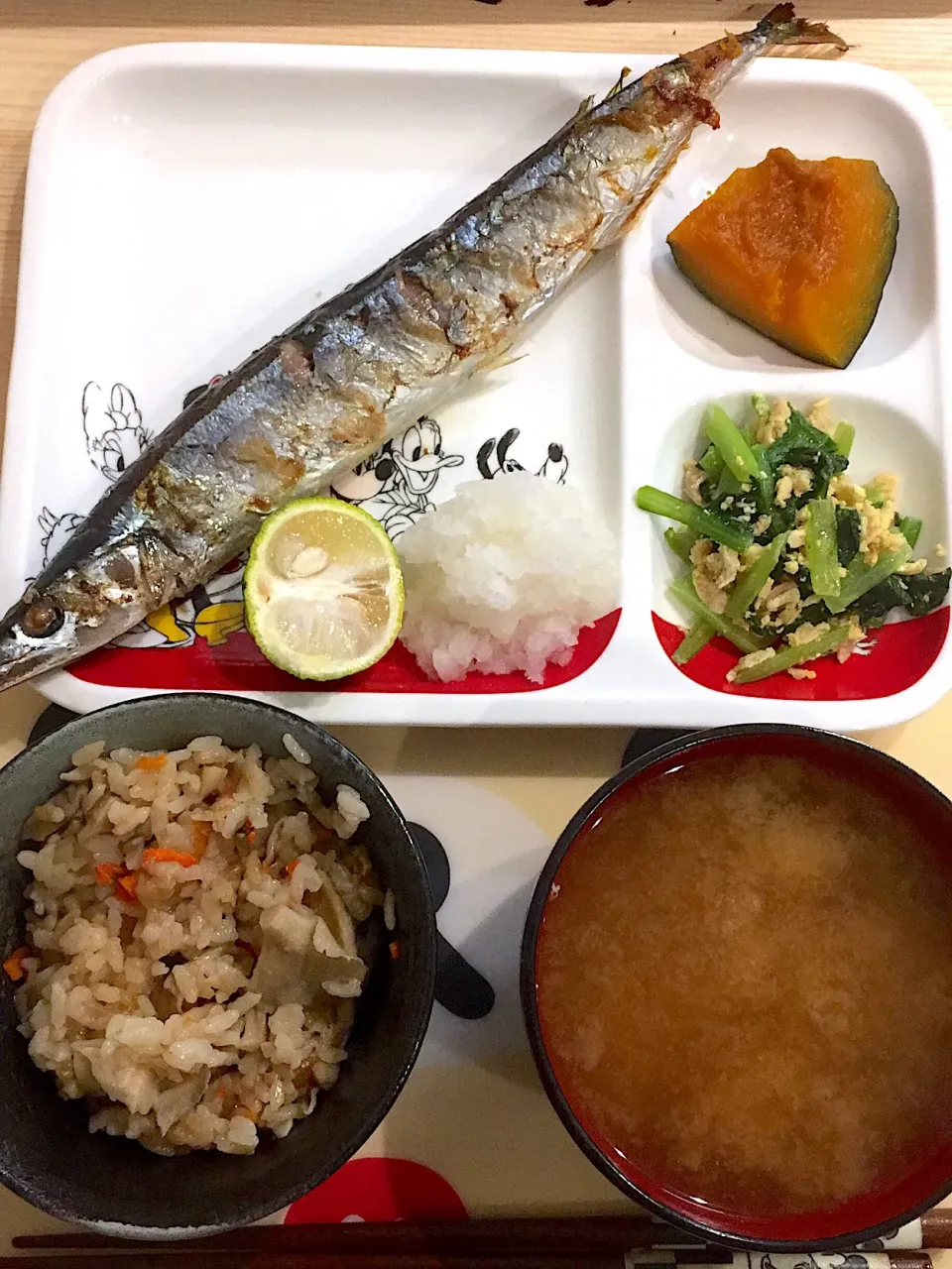 秋刀魚の塩焼き定食
・秋刀魚の塩焼き
・かぼちゃの煮物
・小松菜とツナの卵炒め
・舞茸の炊き込みご飯
・長芋のお味噌|ぺろたんさん