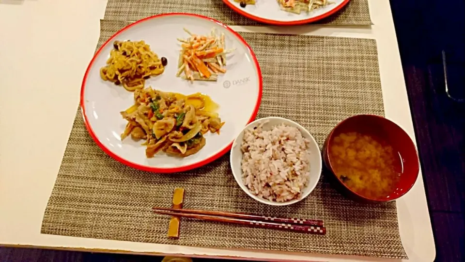 Snapdishの料理写真:今日の夕食 豚肉の生姜焼き、ごぼうサラダ、切り干し大根の煮物、雑穀米、わかめの味噌汁|pinknari🐰🌈さん