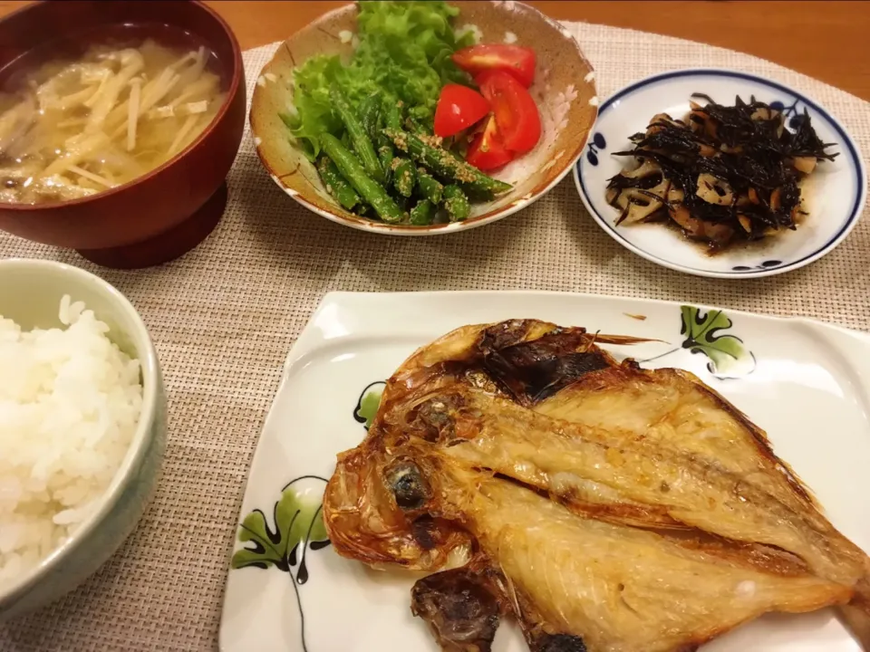 18/11/05 夕飯♪ 金目鯛干物 インゲン胡麻和えサラダ ひじきと蓮根の煮物 味噌汁|ikukoさん