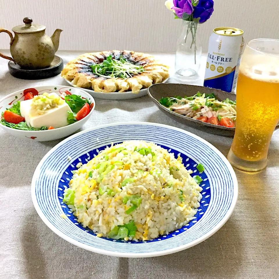 しらすとネギの炒飯、納豆キムチ餃子、キャベツと豚の餃子、棒棒鶏、豆腐のネギソース #夕食 サラダ|ゆかりさん