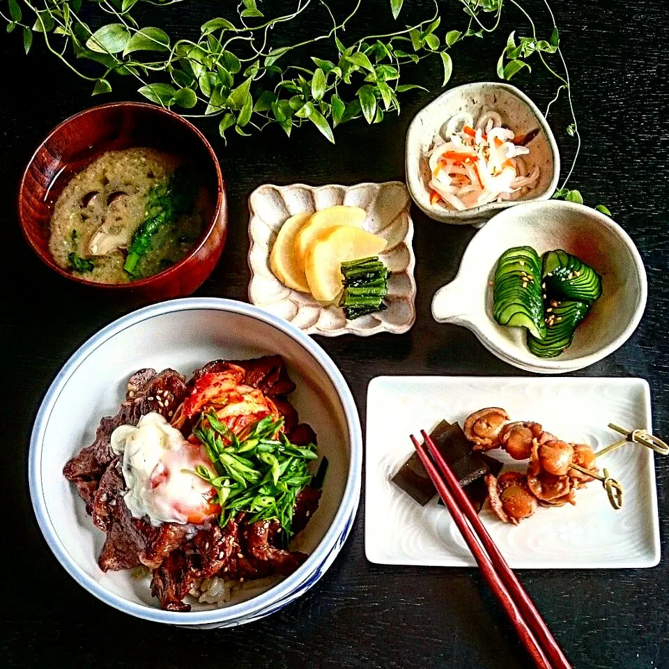 ハラミの焼き肉丼とベビーホタテと昆布の甘辛煮の昼ごはん🎶|瑞さん