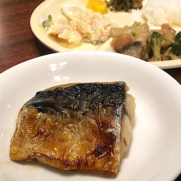 Snapdishの料理写真:本日の賄い  昼ごはん☀️☀️☀️ 焼き塩鯖 ポテサラなど|ぽんたさん