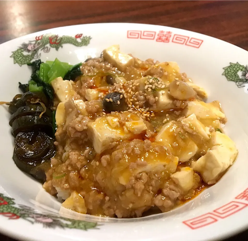 Snapdishの料理写真:本日の賄い  昼ごはん⭐️⭐️⭐️ 麻婆丼    もう 毎日麻婆豆腐でいいや(*´ｰ`*)|ぽんたさん