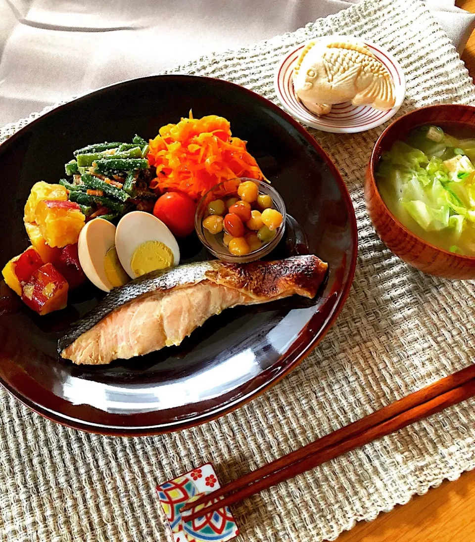 Snapdishの料理写真:朝ごはんを食べよう♨️秋鮭の西京焼きでワンプーレト朝ごはん🐟|あしゃぱんさん