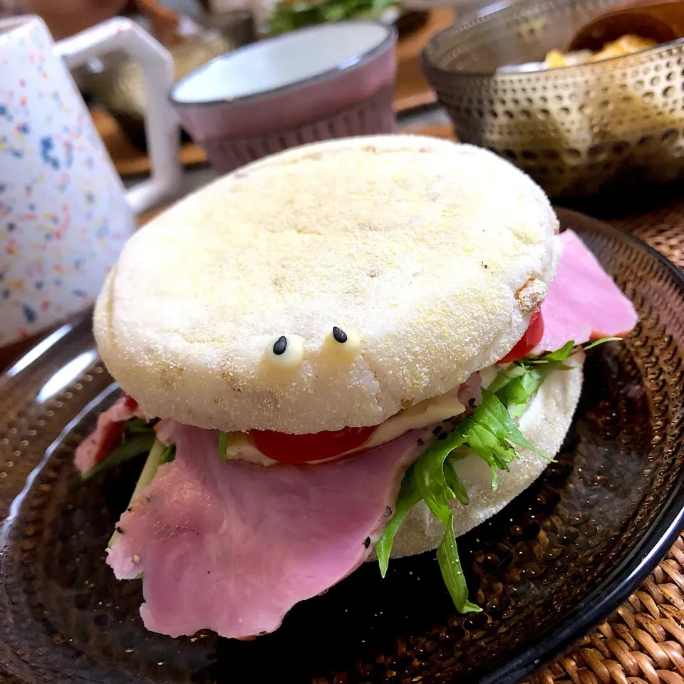 Snapdishの料理写真:マフィンサンドで朝ごぱん #朝ごぱん  #ハンバーガー  #サンドイッチ  #目付き|nao子さん