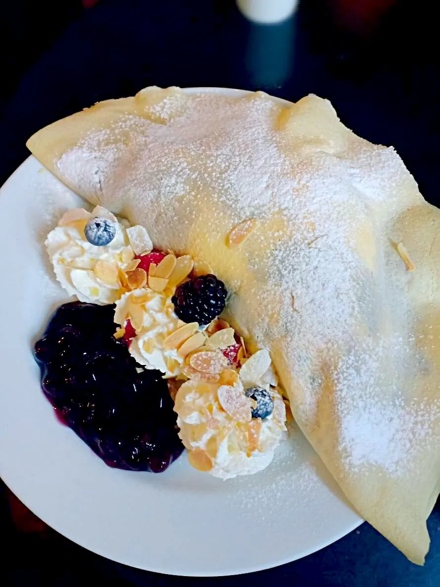 Mix berry crepe❤ #cafekantarychiangmai|👑Rawi🍁Riw👑さん