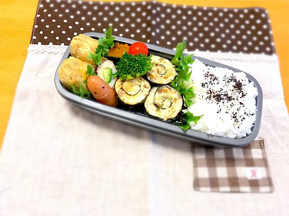 Snapdishの料理写真:とりむね海苔巻き🌀
卵焼き🍳
きゅうりinちくわ🥒
かぼちゃの煮物🎃
🍅🥦🍚|あやこさん