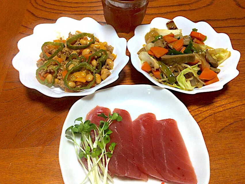 今日のテニス前の実家での男飯(๑˃̵ᴗ˂̵)キハダマグロのお刺身&ポークビーンズ&野菜炒め🥦🎶雨だから中止かな😭|ひーちゃんさん