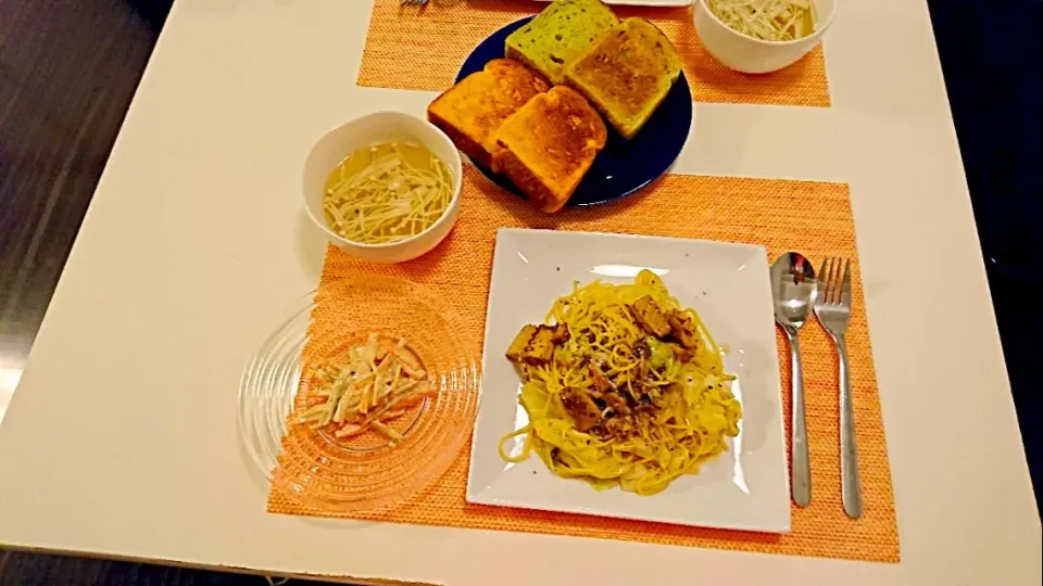 今日の夕食 サバ缶とキャベツのパスタ、ごぼうサラダ、えのきの白だしスープ、ほうれん草とトマトのパン|pinknari🐰🌈さん