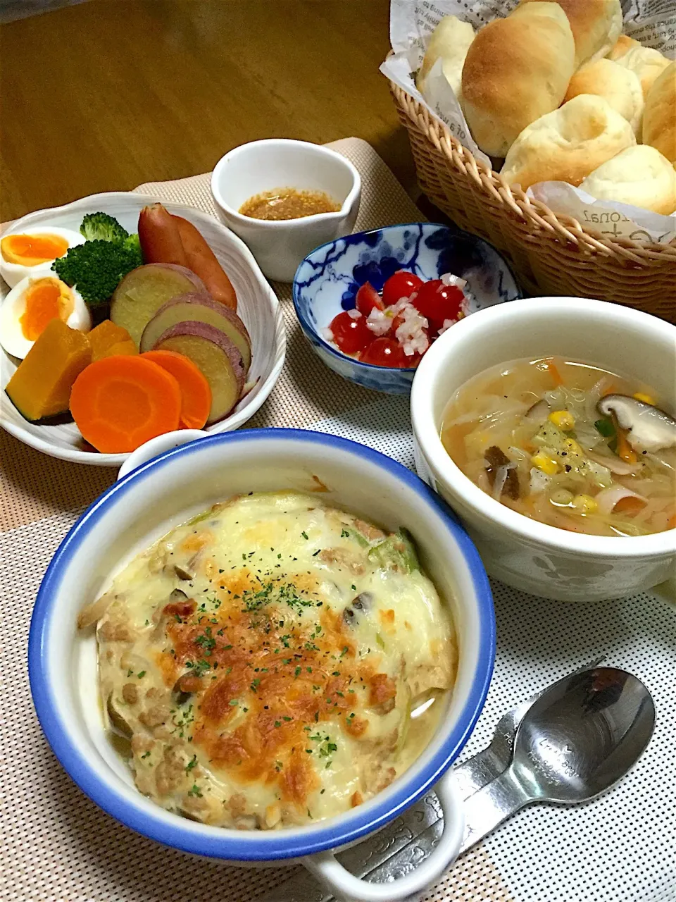 肉味噌豆腐グラタン🍴温野菜🍠トマトマリネ🍅野菜スープ|くっきいママさん