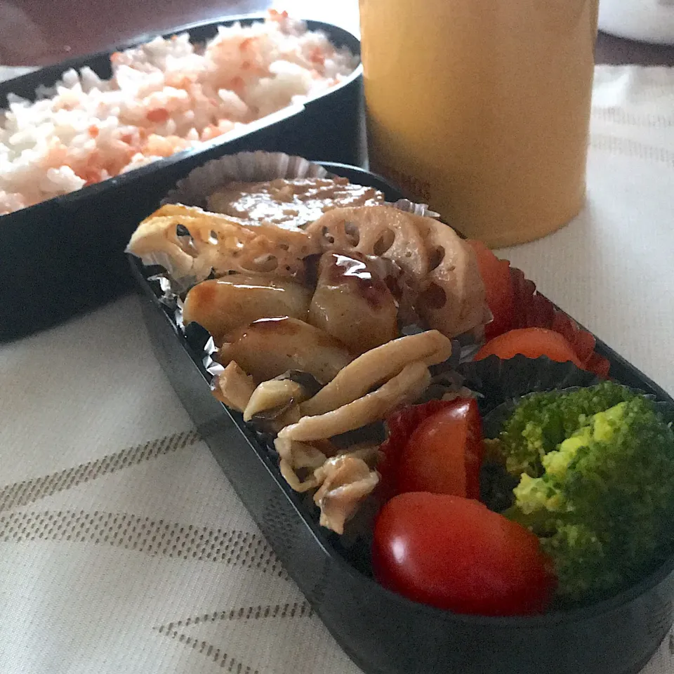 今日のお弁当🍱
豚ヒレかたまり肉の
バタポンソテー
温かい豚汁と一緒に♪

今日は立冬 
でも少し暖かいみたい
週の真ん中、
元気を出して
頑張ってまいりましょう٩( 'ω' )و

気をつけていってらっしゃい👋😊|mokoさん