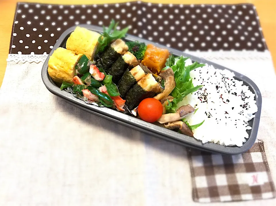 Snapdishの料理写真:お魚バーグ🐟
卵焼き🍳
かぼちゃの煮物🎃
無限ピーマン＋カニカマ✨
エリンギソテーマヨ醤油😆
🍅🥦🍚|あやこさん