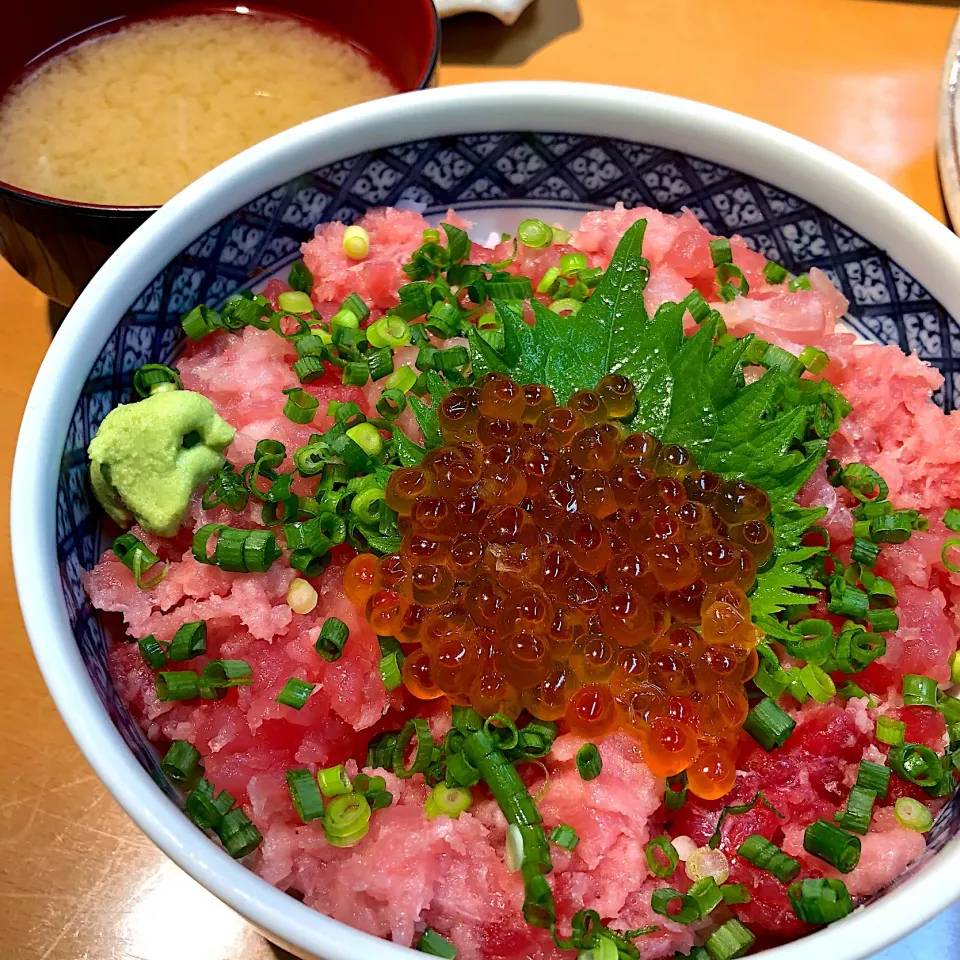 なかおちいくら丼|ヨッチャンさん