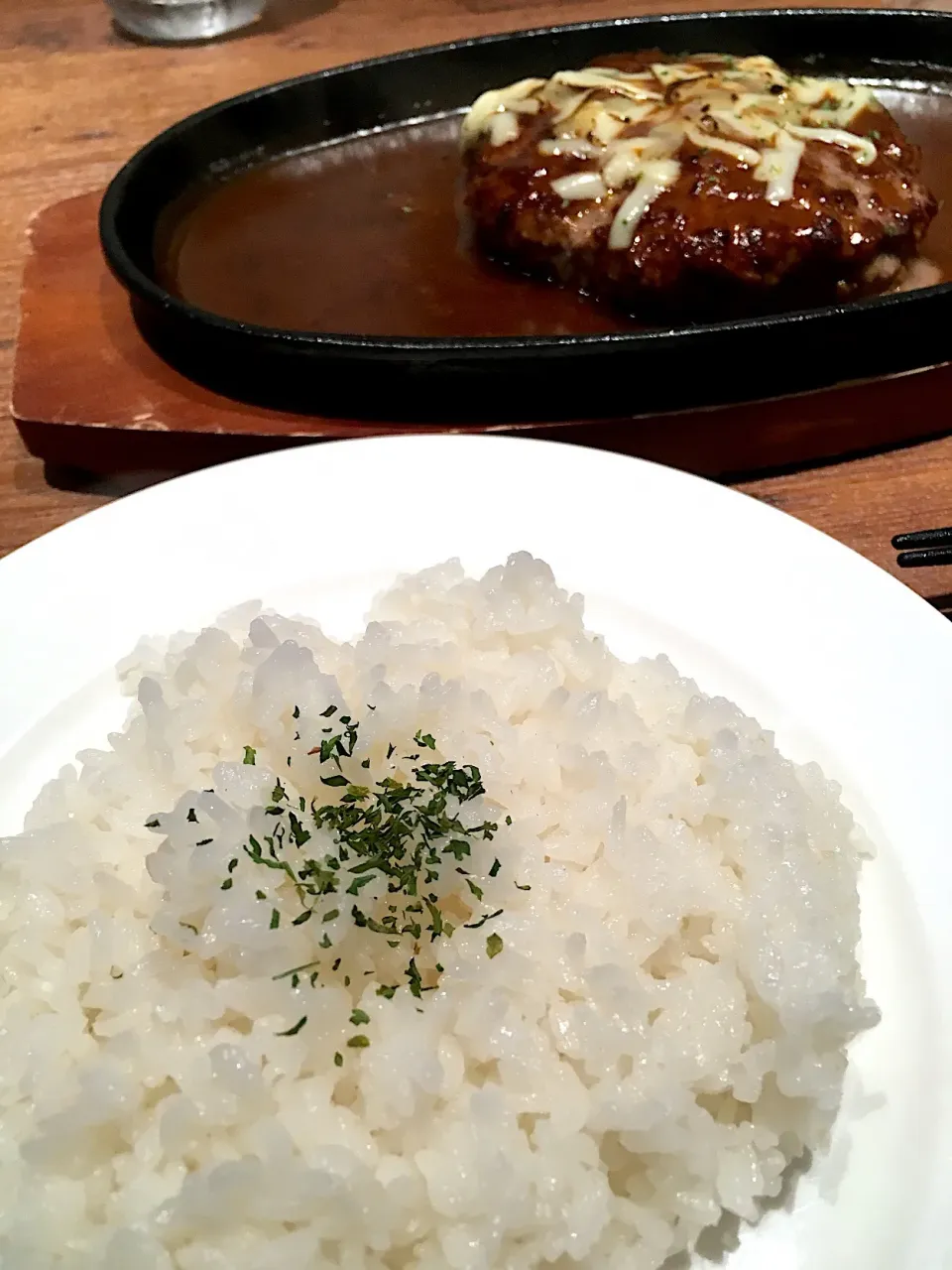 鉄板ハンバーグランチ😳|れりさん